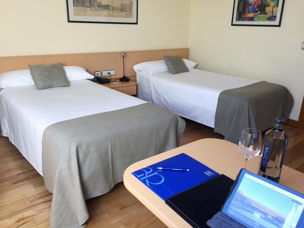 Twin Room,1765838388:JPEG